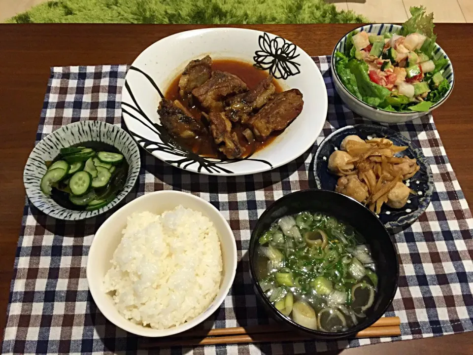 作り置きごはーん♡スペアリブの煮込み、里芋とゴボウのキンピラ、きゅうりとわかめの酢の物、サラダ、ご飯、味噌汁|未来さん