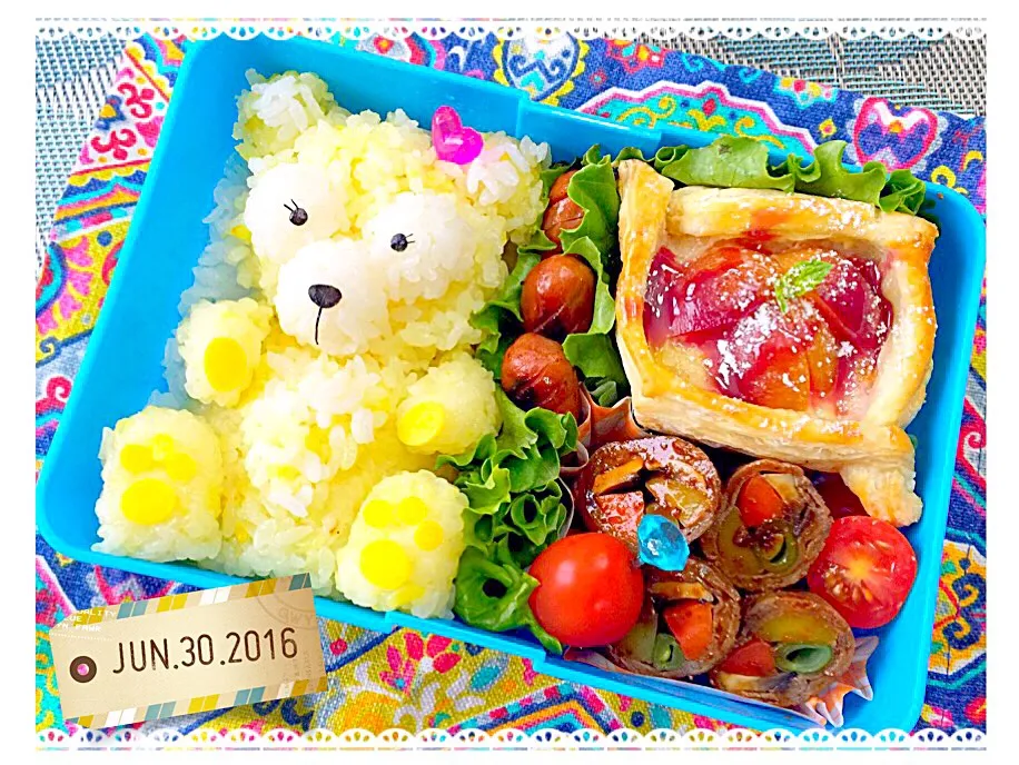 Snapdishの料理写真:Teddy Bear Bento with Rainier Cherry Pie🍒|The Reinhartsさん