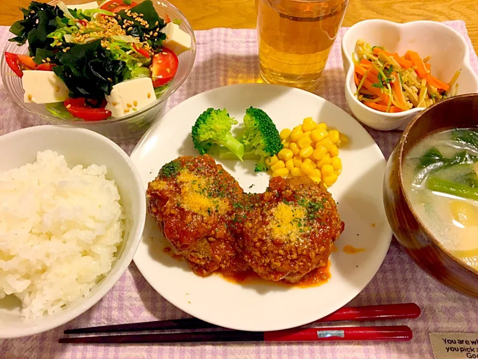 ＊煮込みハンバーグ
＊豆腐とワカメのサラダ
＊豆苗とえのきのポン酢炒め
＊小松菜と玉葱と薄揚げの味噌汁|モケモケさん