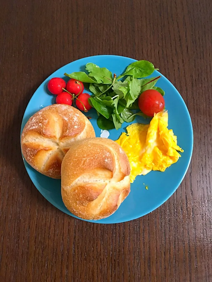 7月1日朝ごはん カイザーパン オムレツ サラダ|やすこさん