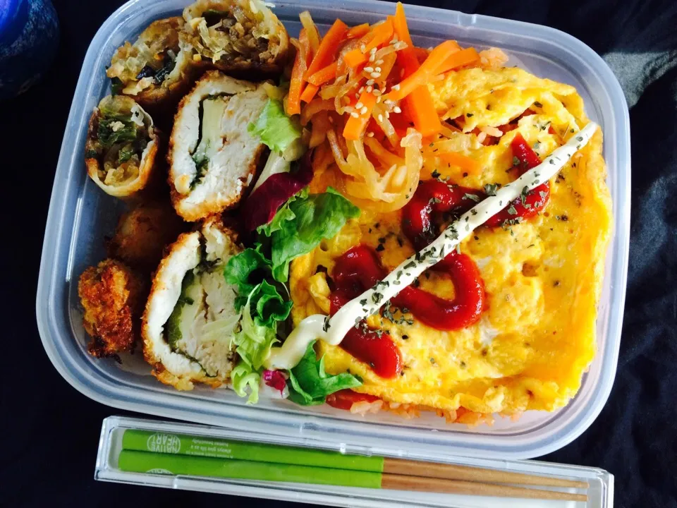 Snapdishの料理写真:ボリューミー弁当🍱オムライス、ささみフライ（大葉チーズゆずこしょう）、ホタテフライ、春巻き、大根と人参のきんぴら|いちごさん