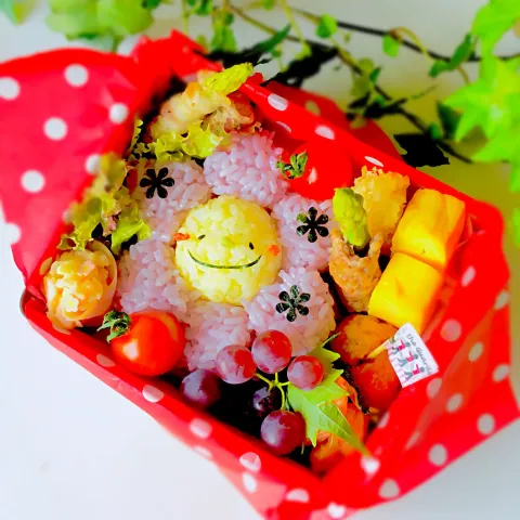 「しんたまご」を使ってみたSnapdishの料理・レシピ写真:長女のお弁当◡̈♥︎

しんたまごの卵焼きとお花おにぎり