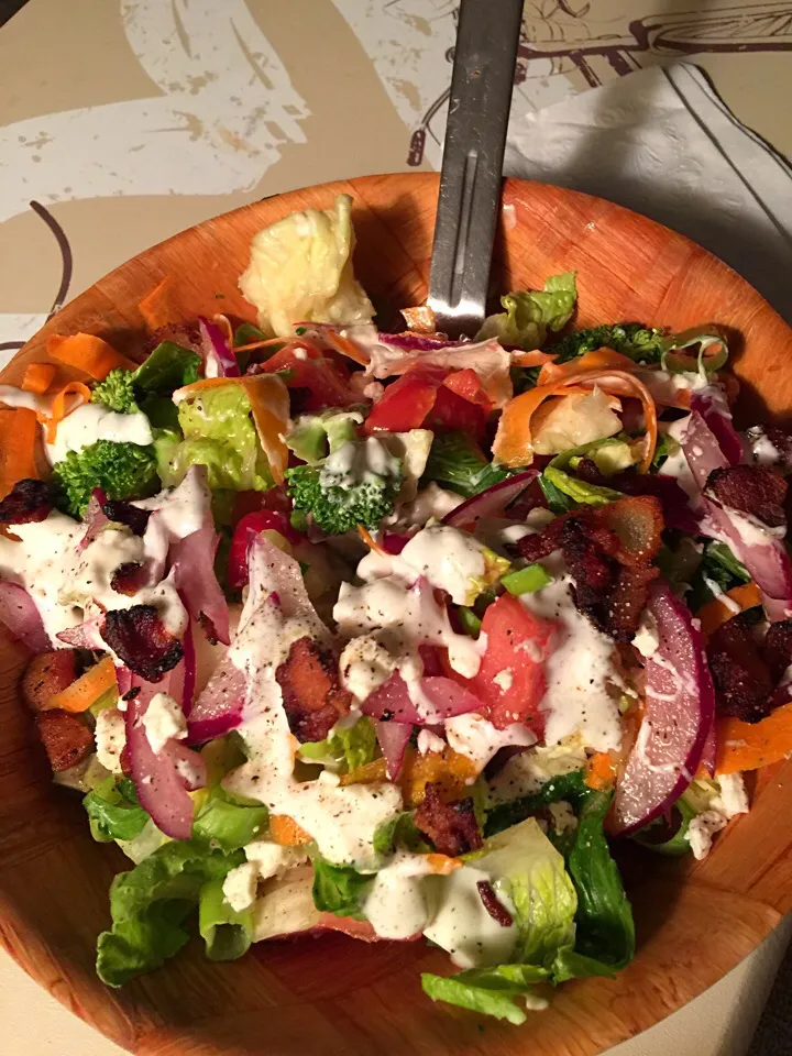 Romain lettuce iceberg lettuce tomatoes onions red onions homemade bacon avocado broccoli and carrots scallions carrots the works is in here|Polly Annaさん