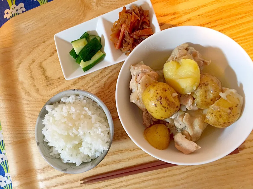 新じゃがと鶏手羽元の塩煮、きゅうりの浅漬け、切干大根煮|Makiさん