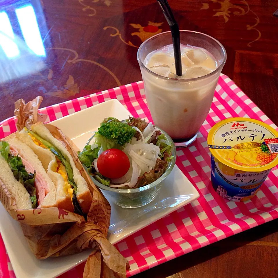 今日の朝ご飯(๑´ڡ`๑)
サンドイッチとサラダアイスラテにパインヨーグルト|ちゃたままさん