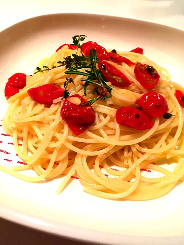 手作りドライ🍅のオリーブオイル漬けで
パスタ🍝|Etsuko Suzukiさん