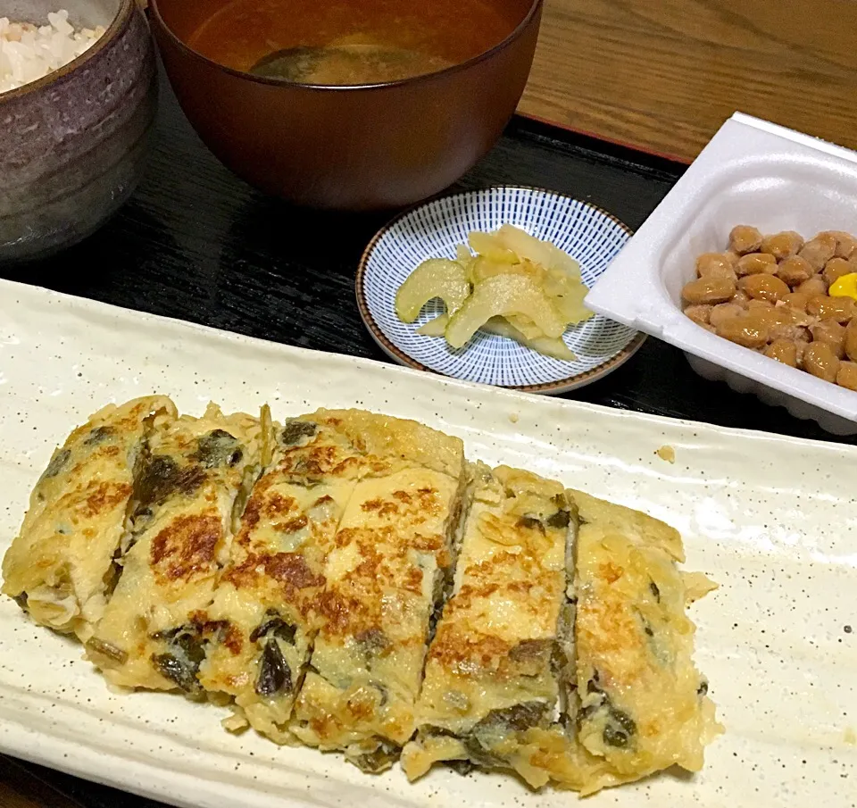 朝ごはん セロリの佃煮入卵焼き セロリの和風ピクルス 納豆 麦飯 味噌汁|ぽんたさん