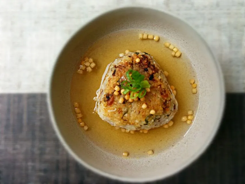 オイルサーディンと
大葉と梅肉の焼おにぎり茶漬け*|ことり*さん