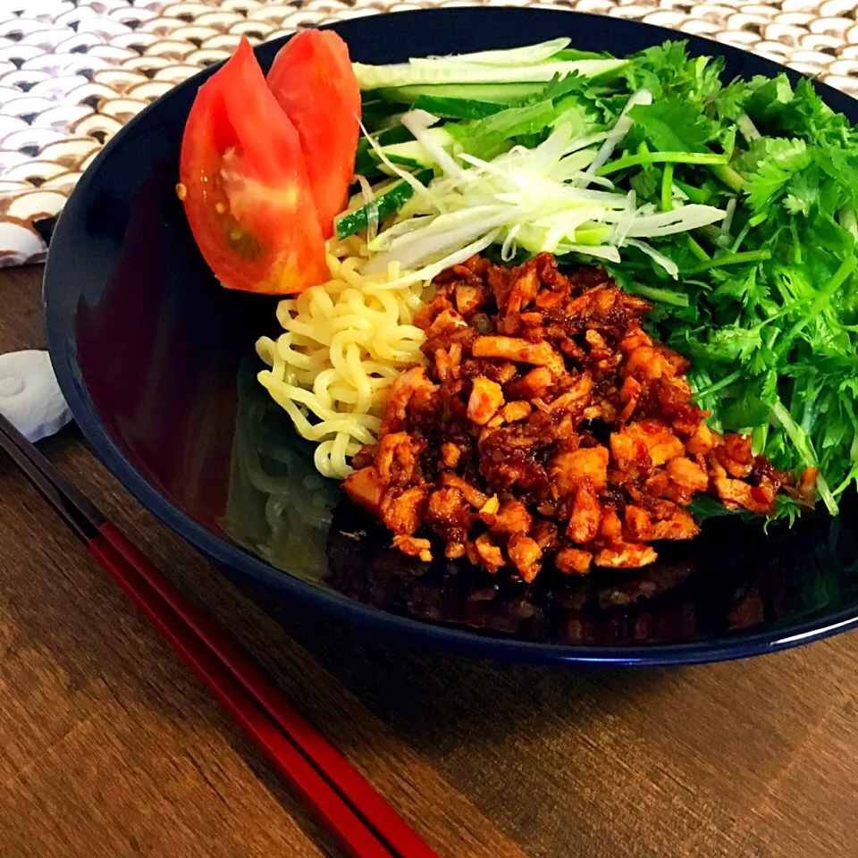 冷蔵庫整理のジャージャー麺もどき。蒸し鶏をみじん切りにして甜麺醤、コチュジャン、豆板醤で適当に味付け。|yukko7740さん