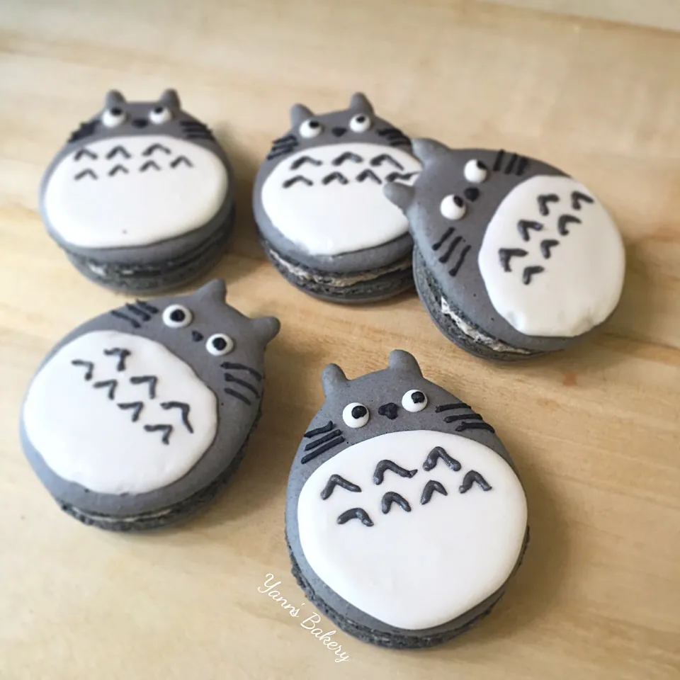 Homemade Totoro Macarons with Oreo Cookie & Cream Buttercream. トトロマカロン|Yannさん