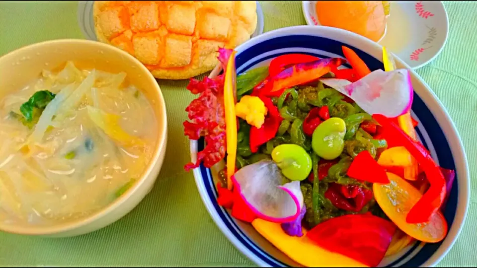 サラダ仕立てのジェノベーゼ💛蒟蒻麺で…💕
豆乳スープ🍀 メロンパン🍈|メイメイda.さん