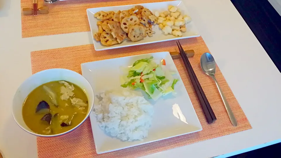 今日の夕食　無印のグリーンカレー、お土産でもらったおかき|pinknari🐰🌈さん