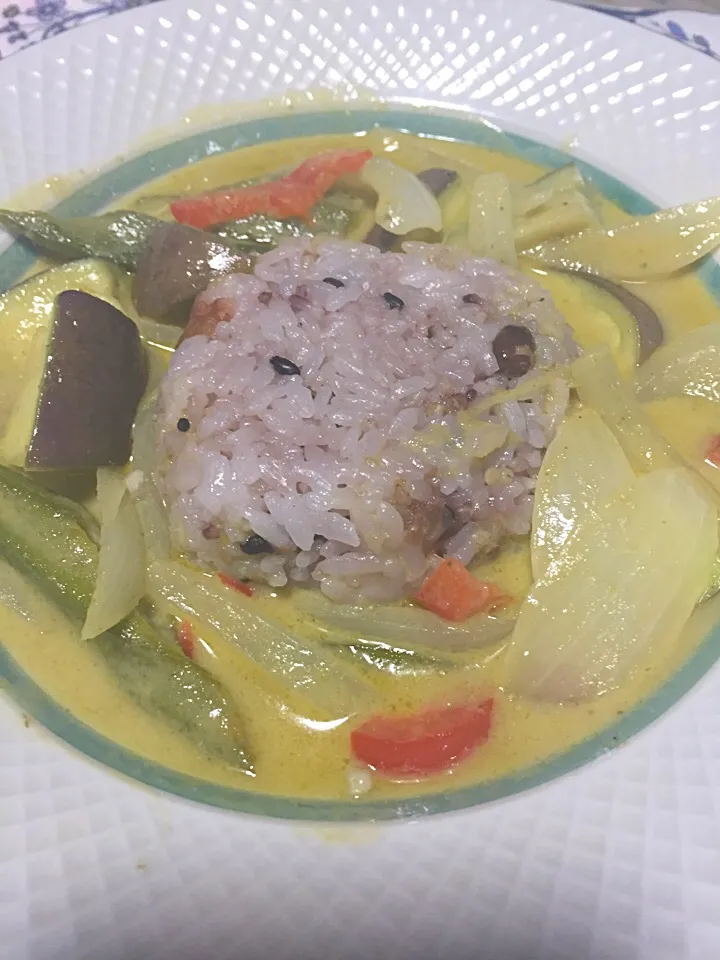 Snapdishの料理写真:タイのグリーンカレー。野菜だけ、ご飯は十六穀米。|岸野 令子さん