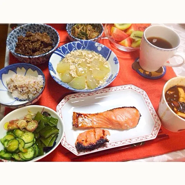 今日の夕食。鮭の塩麹焼き、冬瓜の鶏ひき肉あんかけ、なめこと豆腐の赤だし味噌汁、きゅうりと茎わかめの酢の物。|chebさん