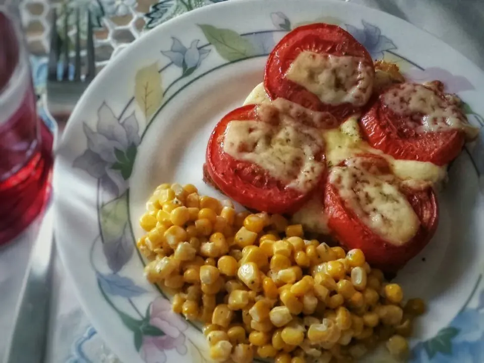 Snapdishの料理写真:Cornsalad 🌽 with tomatoe 🍅 Gruyère ham toast|Najeskaさん