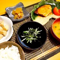 ・ごはん
・じゃがいもとたまねぎの味噌汁
・ぶりの照り焼き
・里芋と高野豆腐の含め煮
・わかめと水菜の酢和え
・ふきと油揚げの炒め物|荒井 理子さん