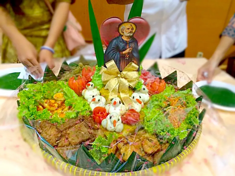 Snapdishの料理写真:tumpeng ultah Gereja St. Petrus Katedral|Francisca Nungki Triandariさん