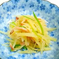 じゃがいもの千切り炒め

じゃがいも   焼豚  絹さや  すべて千切り    
味付けは…  市販の中華だし  様子見ながら  お塩パラリ♪
材料は いつもより細目がおすすめ  
じゃがいも以外はなんだって3色になれば美味しそう♪|よめじょさん