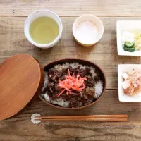 Snapdishの料理写真:牛丼
温玉
長芋の梅おかかサラダ
お漬物|aoさん