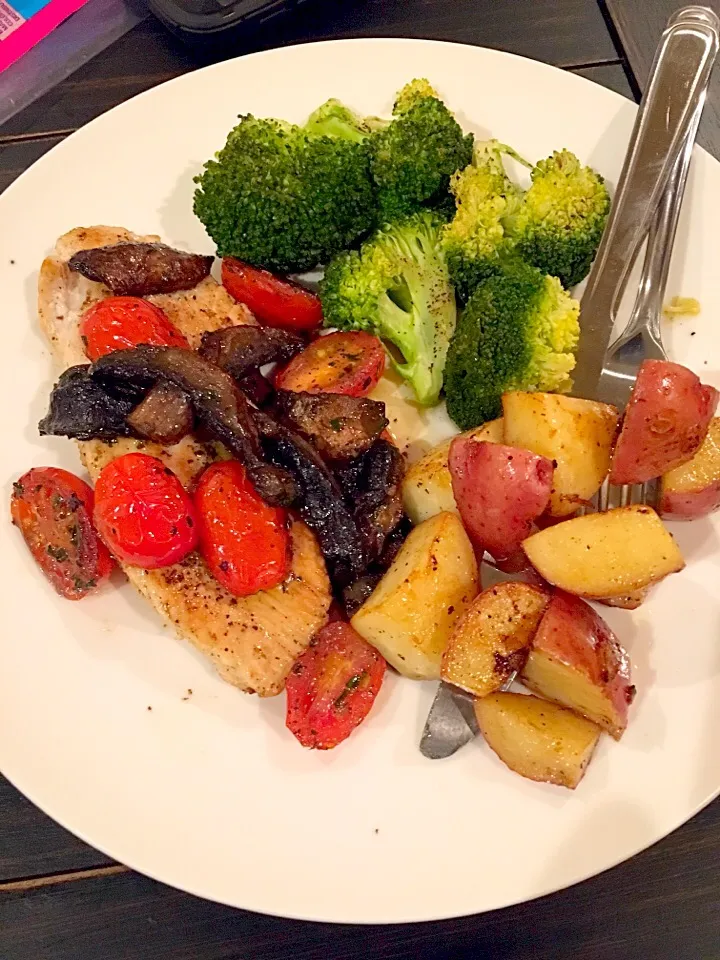 Turkey breast sauteed mushrooms and tomatoes, Broccoli, Red Potatoes|ThaVirgo86さん