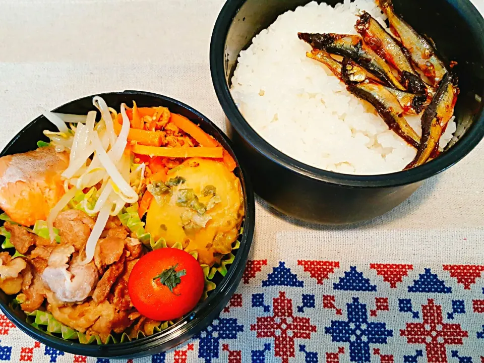 お弁当。生姜焼きとじゃが味噌と焼鮭ともやしナムルとにんじんツナきんぴらと小鮎の佃煮乗せ。小鮎大量にもらったから毎日いれます。|エリカさん