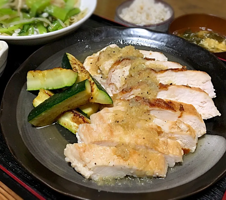 晩ごはん  鶏胸肉のえきしおジンジャーソース ズッキーニソテー  ザワークラウト  小松菜ともやしのナムル ワカメと卵のスープ 麦飯|ぽんたさん