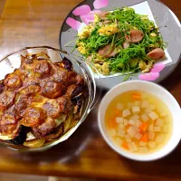 Snapdishの料理写真:☆野菜の重ね焼き (ミートソース、ジャガイモ、玉ねぎ、ナス、ミニトマト、とろけるチーズ、ハーブソルト)💖

☆豆苗炒め (豆苗、卵、魚肉ソーセージ)💖

☆野菜のコンソメスープ(大根、人参、グリーンピース)💖|Miyuki Satoさん