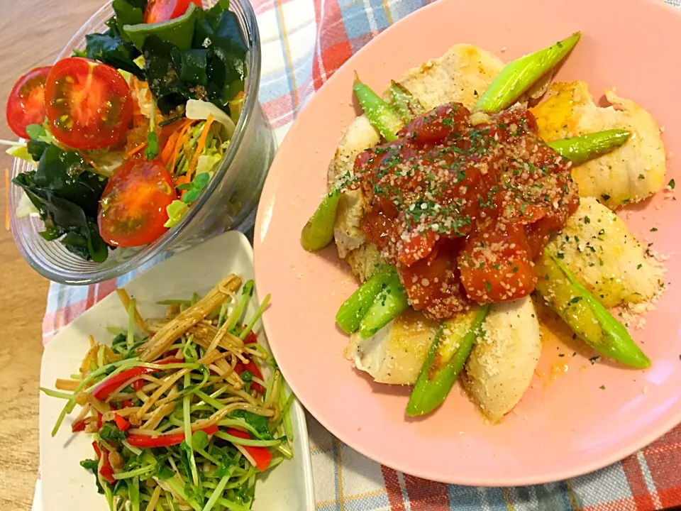 Snapdishの料理写真:＊鶏胸肉とアスパラのイタリアングリル♡
＊豆苗とえのきとパプリカの炒めもの
＊ワカメとレタスのサラダ|モケモケさん