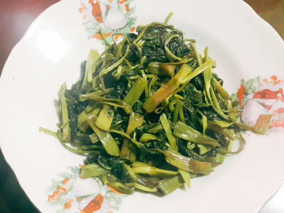 Stir-fried water spinach(plain)
Cook by my mom
#vegan #vegetarian #instafood #foodgram #vegangirl #homemade #homemadevegan #asianfood #asiantraditionalfood #bur|Yadanar Winさん