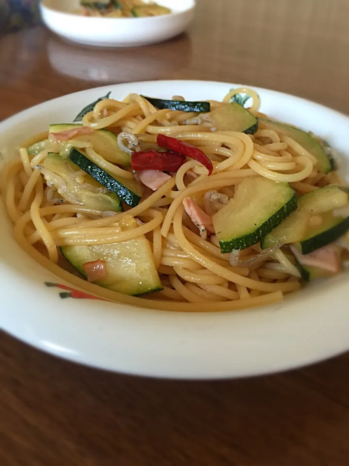 今が旬♡畑で採れたズッキーニと、ちりめんじゃこの簡単和風パスタ！|cacoteaさん