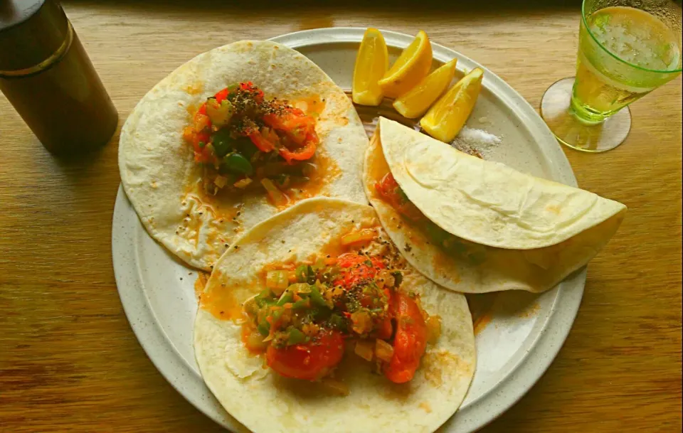 VEGAN-FOODS. TACOs SALSA-TOMATO
チリトマトのタコスと塩とフローズンカクテル。完全ビーガンフーズ！|KimaLABOさん