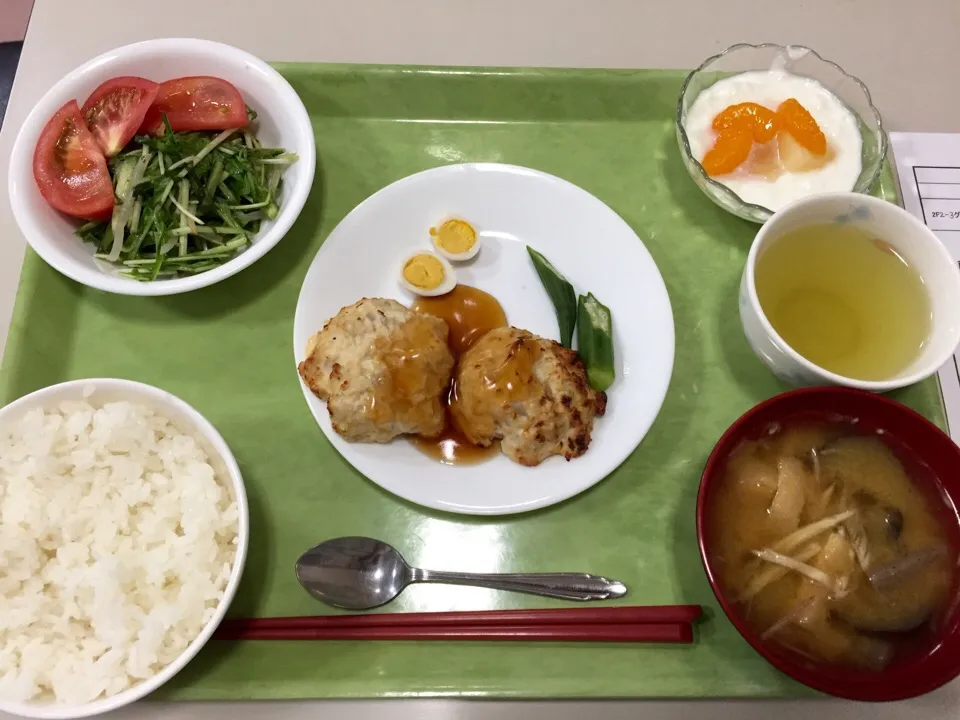 白飯、夏野菜の味噌汁、れんこん入りつくね、梅サラダ、フルーツヨーグルトはちみつがけ|くぽさん