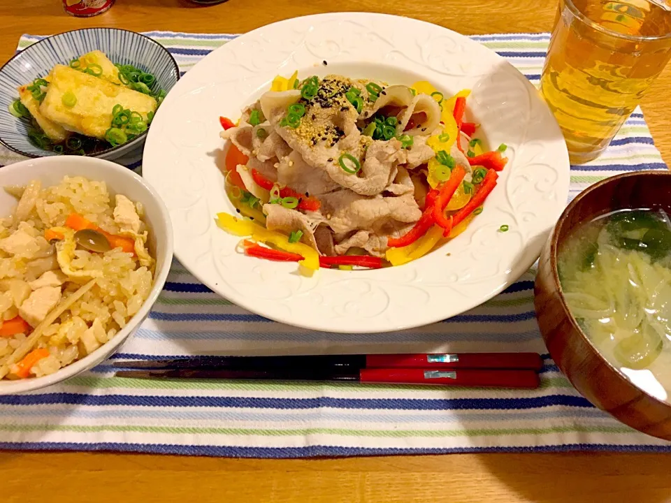 Snapdishの料理写真:＊蒸し野菜と冷しゃぶのサラダ♡たっぷり胡麻とポン酢で♡
＊揚げだし豆腐
＊玉葱とワカメの味噌汁
＊炊き込みごはん|モケモケさん