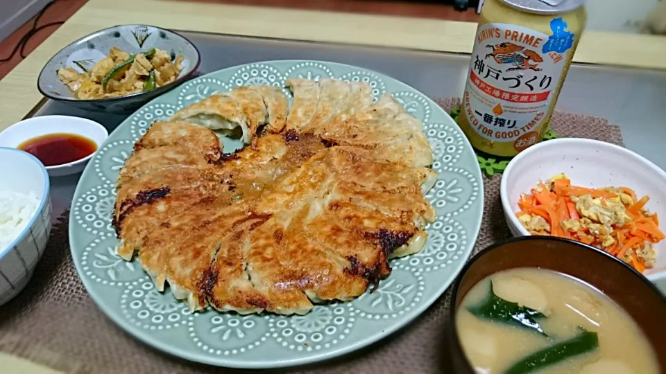 餃子パーリー！餃子、人参しりしり、きぬさやと玉ねぎ卵とじ、味噌汁|おむすびさん