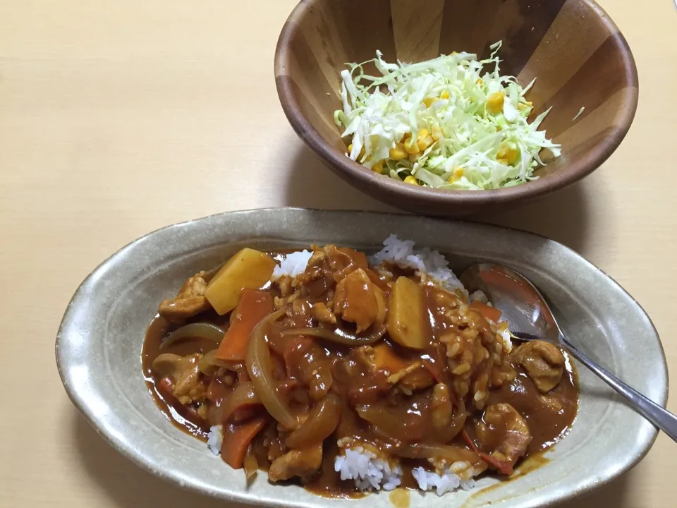 Snapdishの料理写真:トマトチキンカレーとサラダ|aquamarineさん