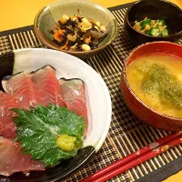 Snapdishの料理写真:・かつおのたたき丼
・とろろ昆布のお味噌汁
・オクラのなめ茸和え
・五目煮|荒井 理子さん