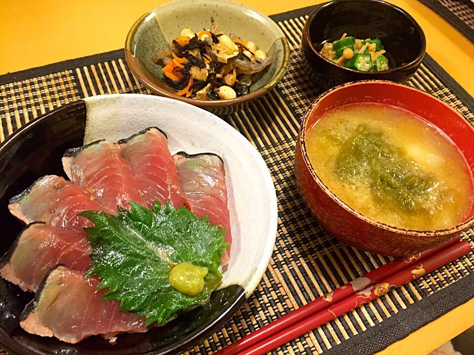 Snapdishの料理写真:・かつおのたたき丼
・とろろ昆布のお味噌汁
・オクラのなめ茸和え
・五目煮|荒井 理子さん