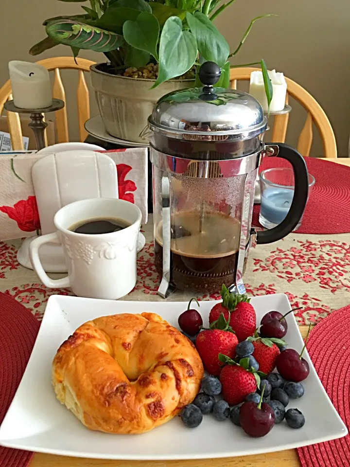 Good Morning😍 cheese bagel🍞 & mixed fresh berries🍇cherries🍒 and french press Hawaiian Coconut coffee☕️|🌺IAnneさん