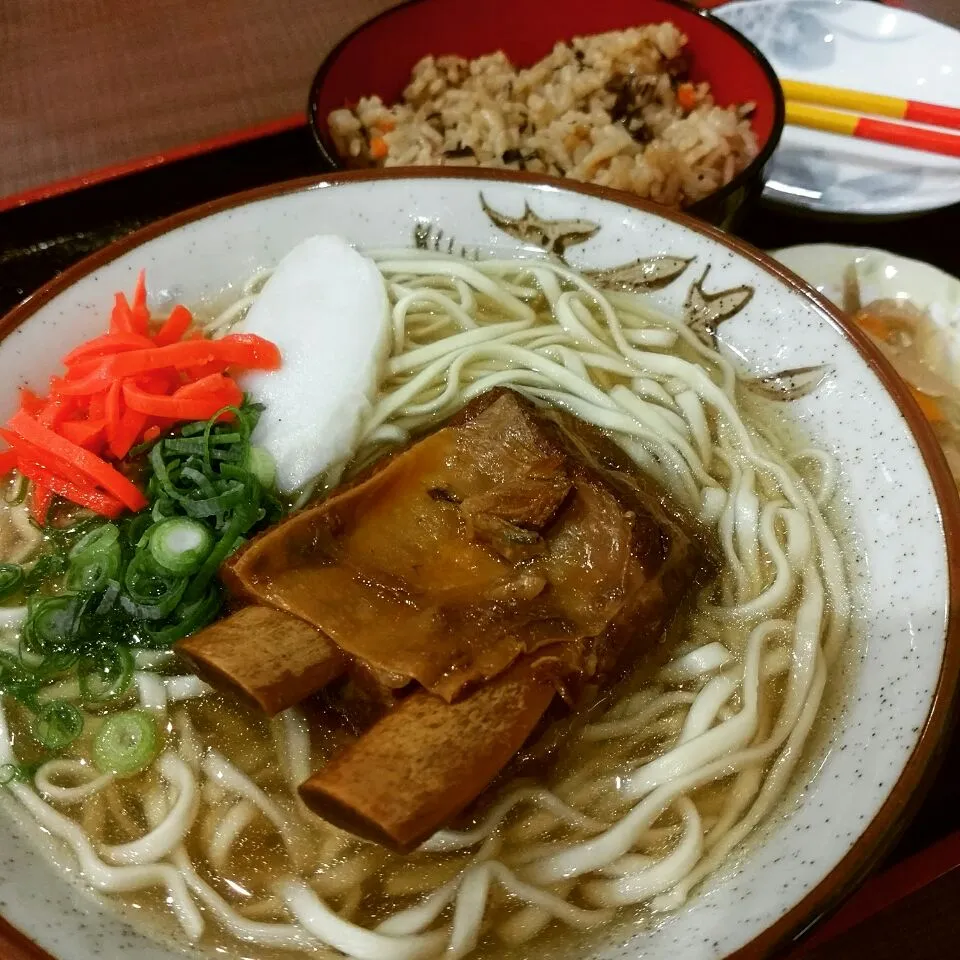 沖縄「新山そば」のソーキそばとジューシー🍜☺💕美味しかったです|Kashimanakitchenさん