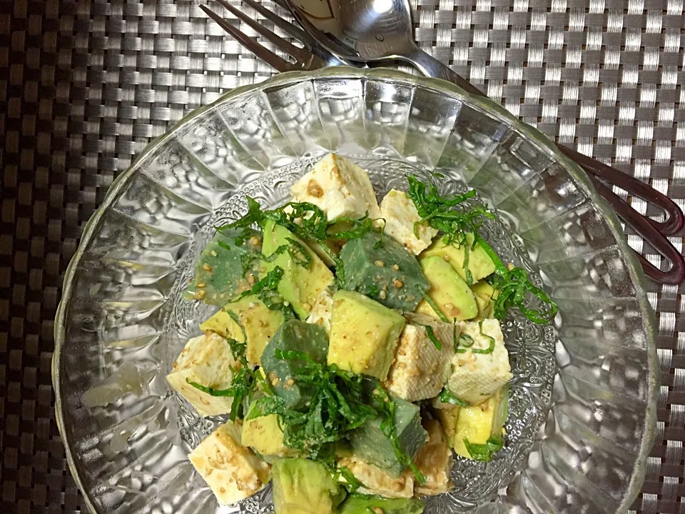 izoomさんの料理 生麩・アボカド・豆腐のヘルシーサラダ 【Healthy salad / Tansy wheat starch, avocado and tofu】|あいさん