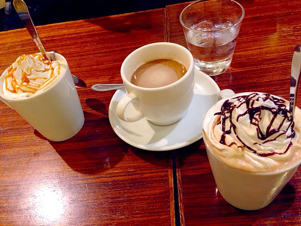 a caramel macchiato on the top left, a blended coffee in the middle and a cafe mocha on the right my cousins and I enjoyed.|kazurooneyさん