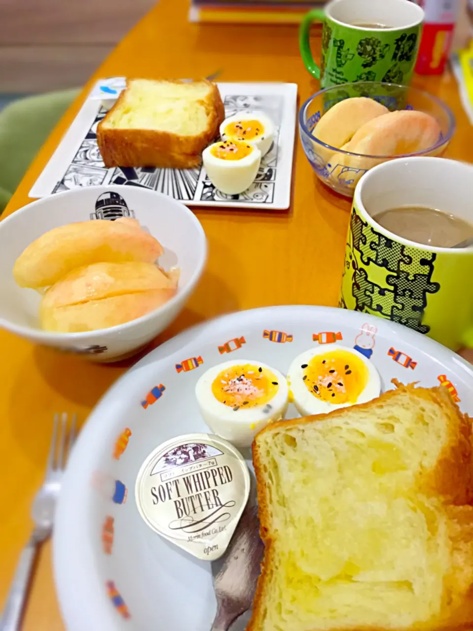 デニッシュバタートースト🍞  半熟たまご🐣  桃🍑  カフェオレ☕️|ch＊K*∀o(^^*)♪さん