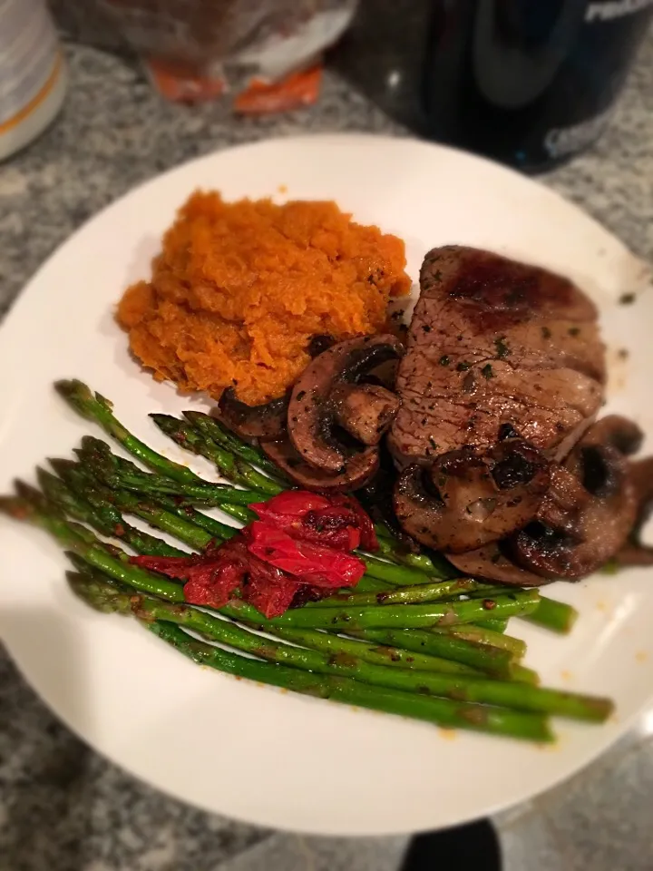 Sirloin Steak, sautéed mushrooms, mashed sweet potato, asparagus with tomato|ThaVirgo86さん