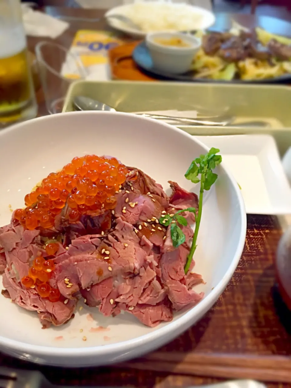 いくらをのせたローストビーフ丼|くぅ♪さん