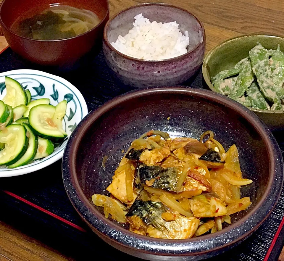 晩ごはん  塩鯖のカレー炒め モロッコインゲンの胡麻和え ズッキーニの梅ナムル  ワカメと玉ねぎの味噌汁 麦飯|ぽんたさん