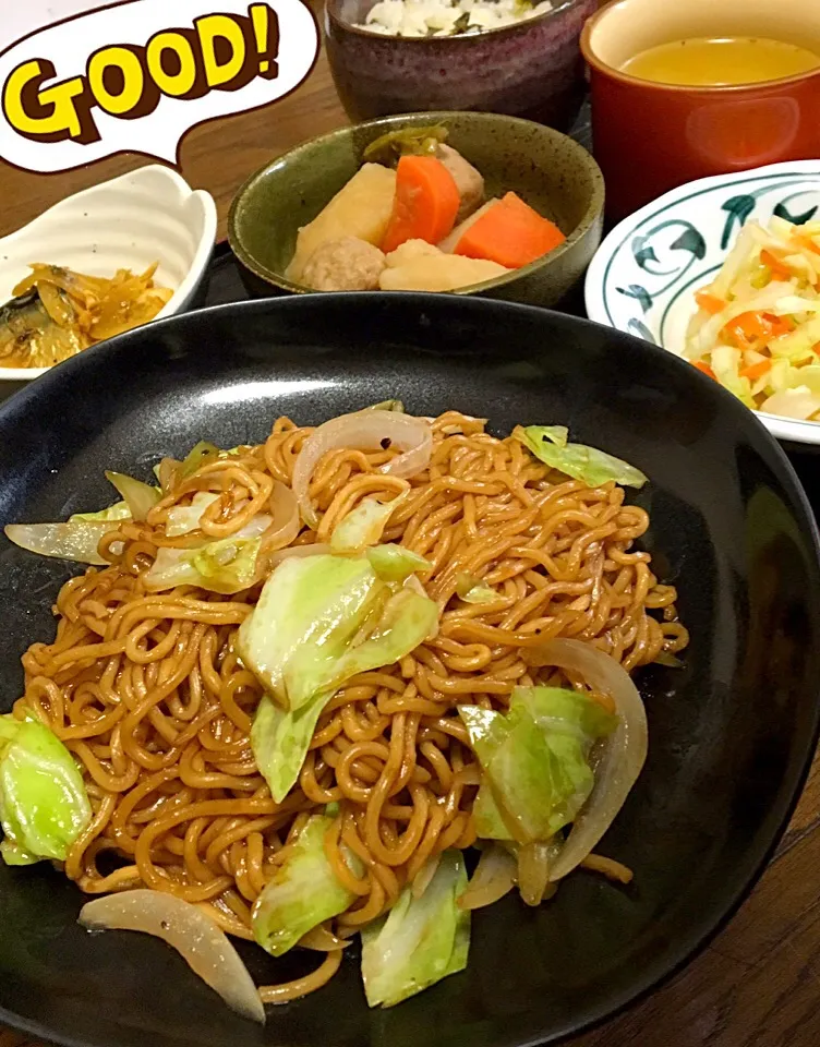 Snapdishの料理写真:昼ごはん   サッポロ一番・縁日の焼きそば  セロリと生姜の混ぜ御飯 野菜スープ 肉だんごじゃが コールスロー 塩鯖のカレー炒め|ぽんたさん