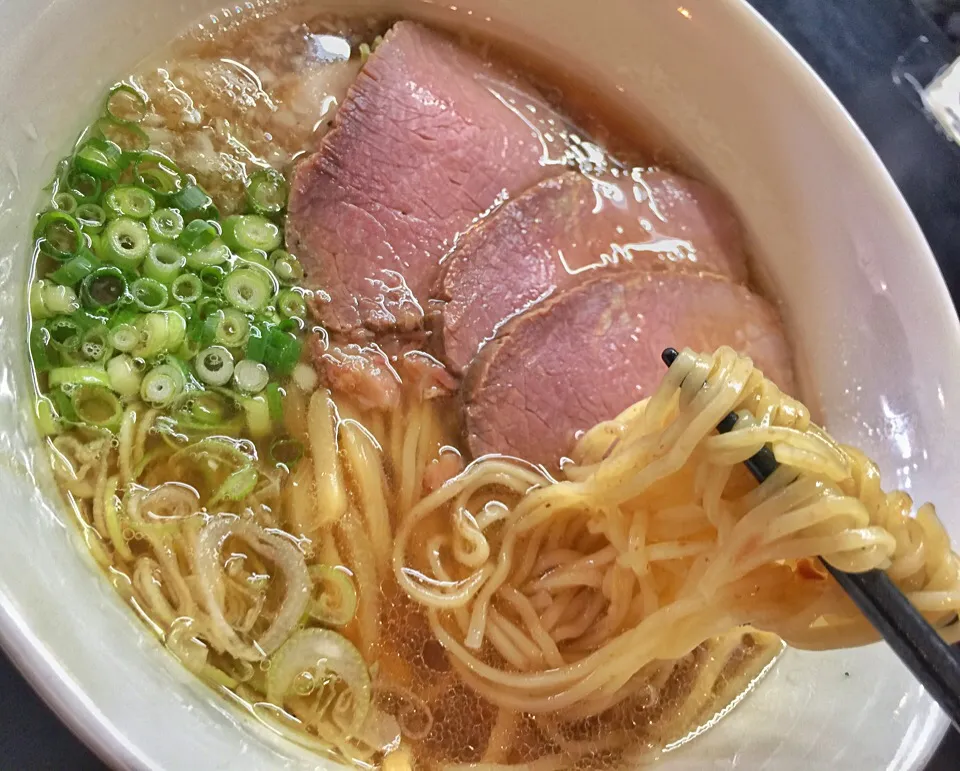 気になってた牛骨らぁ麺に挑戦。最初は驚きとともにリピートは無いなと思ってたものの、トッピングのフライドガーリック投入したら劇変。コレはうまいな…。|たけうちさん