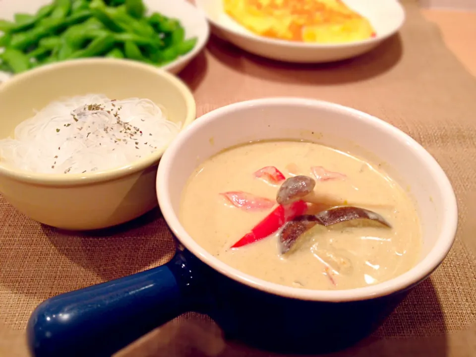 春雨をつけ麺風に。豆乳とめんつゆで作ったグリーンカレー味のスープヌードル🌟|Emilyさん