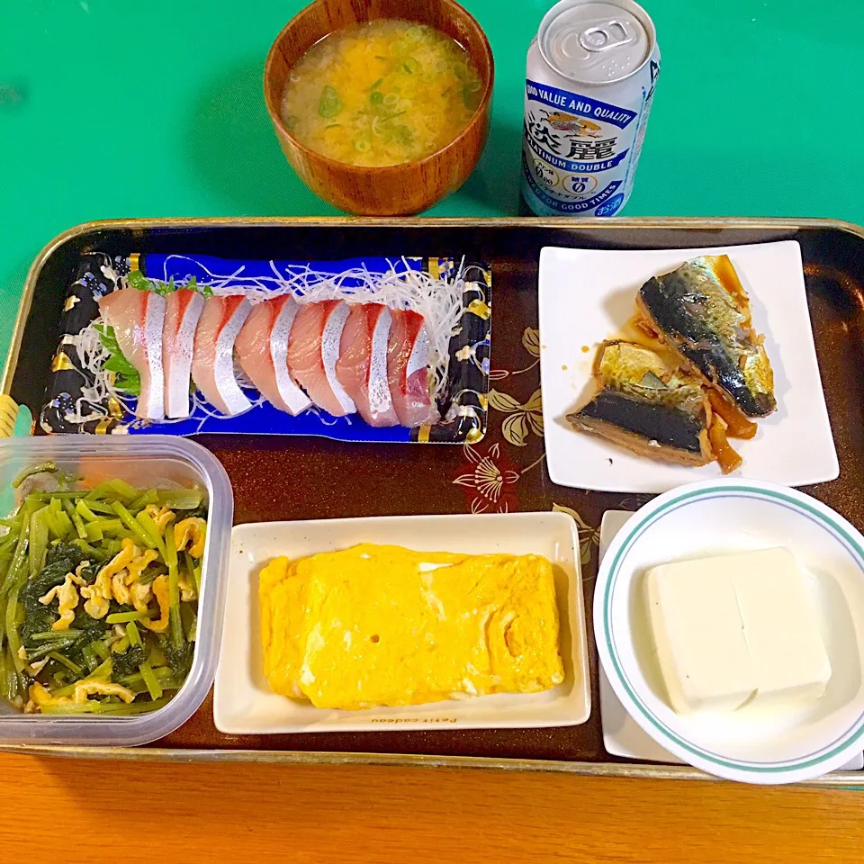 Snapdishの料理写真:今日は風邪症状のため一人お家ごはん
定番和定食:ブリの刺身/鯖の煮付け/出し巻き卵/小松菜煮浸し/冷奴/豚汁など|takamuraさん