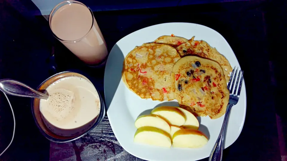 Pancakes, apples,  tea and guava juice.|Joan Akpurhieさん